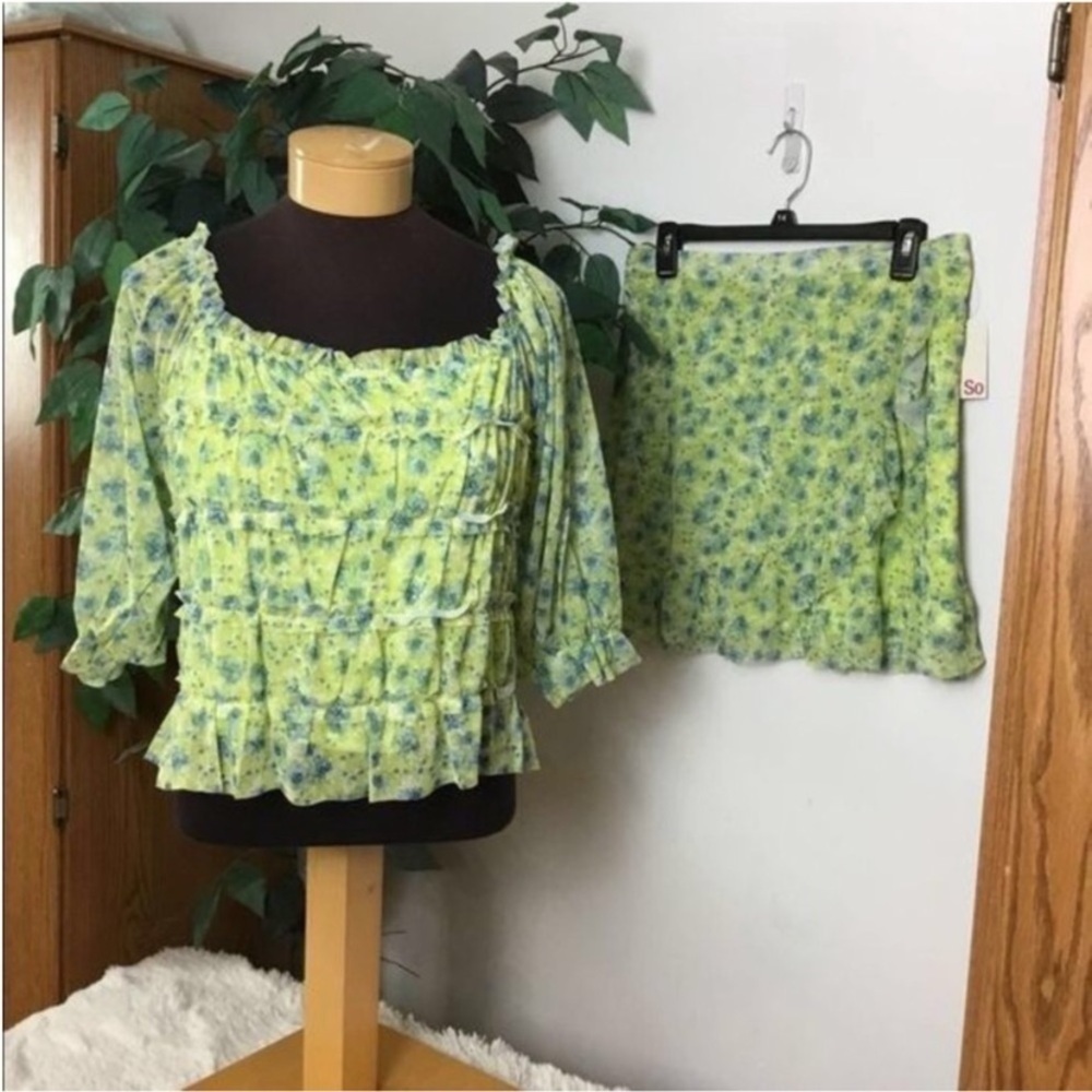 SO faux wrap skirt & on/off shoulder set Woman’s Juniors size XL floral